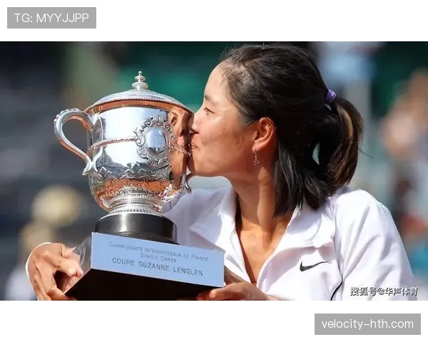 李娜场下那一抹笑，跟赛场上冰冷判若两人，真是让人好奇背后故事啊